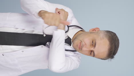Vertical-video-of-Doctor-shows-correct-coughing.